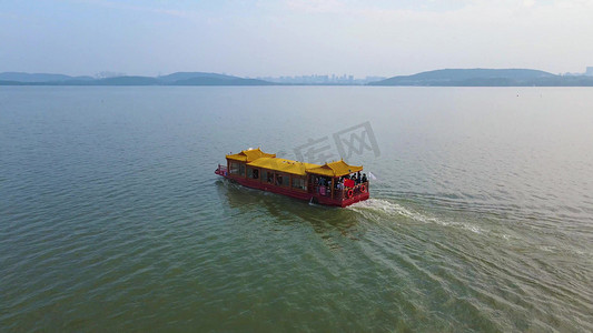 航拍武汉东湖游船