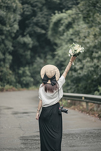 扁平人走在路上摄影照片_路上女子背影下午女子路上路上摄影图配图