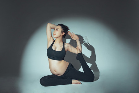室内健身摄影照片_孕婴白天孕妇室内瑜伽体式摄影图配图