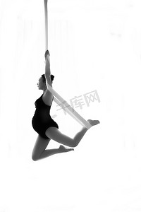 孕妇瑜伽白天一位孕妇瑜伽馆空中瑜伽动作摄影图配图
