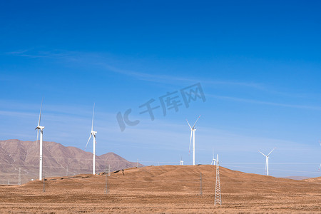 青海戈壁上的风力发电风车田摄影图配图