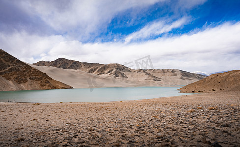 新疆喀什帕米尔高原白沙湖景区风光摄影图配图