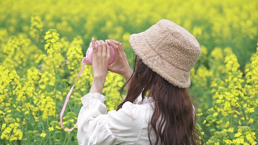 少女在花丛中踏春游玩玩泡泡机