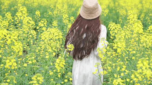 少女春天油菜花花丛中奔跑