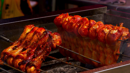 烤鸡摄影照片_拍摄街边美食烧烤烤串烤鸡腿
