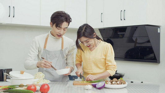情侣免扣图摄影照片_在厨房一起做饭的年轻情侣人物