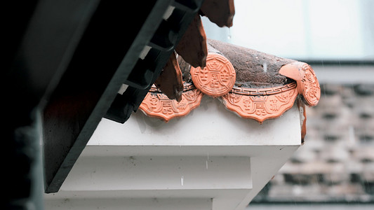 古风下雨摄影照片_古建筑屋檐瓦当