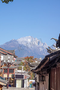 丽江塔城摄影照片_云南丽江古城和玉龙雪山合影摄影图配图