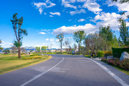 大理洱海边的草地公路摄影图配图