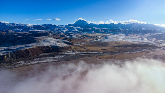 川西甘孜塔公草原的云海雪山摄影图配图