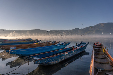 泸沽湖清晨的洛洼码头猪槽船摄影图配图