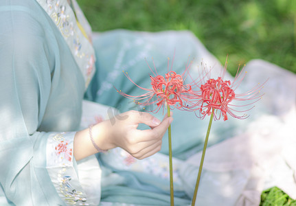 古风女子下午女子草地草地摄影图配图