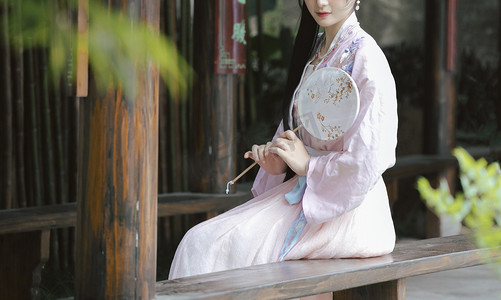 坐着的古装女子摄影图配图