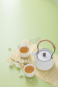 热烈欢迎海报摄影照片_文艺茶水白天放在茶席的茶杯和茶壶室内无摄影图配图