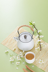 茶文艺白天放在茶席上的茶杯和茶壶室内无摄影图配图