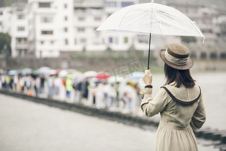 烟雨楼台摄影照片_雨天打伞的女子摄影图配图