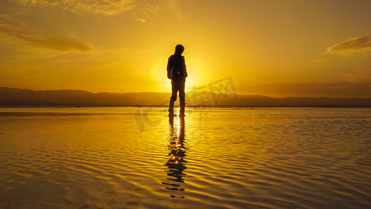 人像剪影日落一个人水上倒影摄影图配图