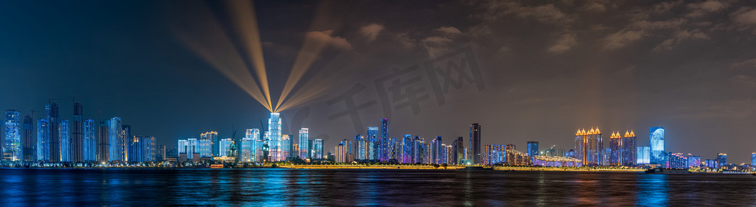 武汉城市建筑群夜晚建筑群江滩全景摄影图配图