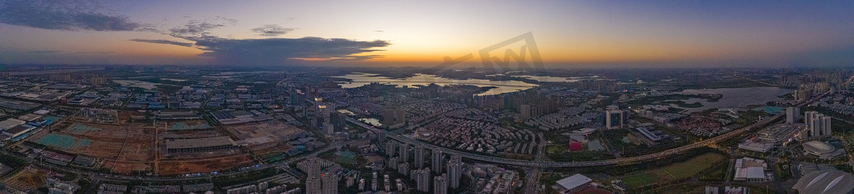 天空经摄影照片_武汉城市天际线夕阳天空经开区航拍全景摄影图配图