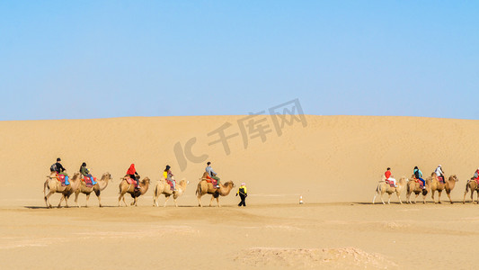 敦煌元素简笔画摄影照片_旅行风光敦煌鸣沙山沙漠骆驼摄影图配图