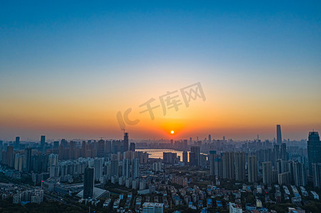 日落影摄影照片_武汉城市天际线夕阳天际线东湖航拍摄影图配图