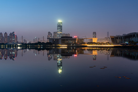 武汉城市建筑夜晚建筑群月湖风景区慢门摄影图配图
