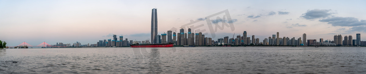 城市江摄影照片_武汉城市建筑群白天建筑群江滩全景摄影图配图