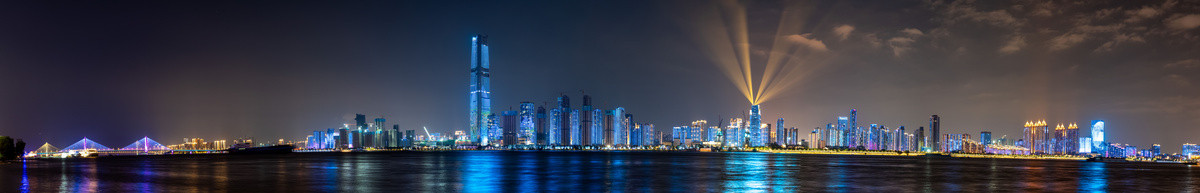 繁华城市夜景摄影照片_武汉城市夜景夜晚建筑群汉口江滩全景摄影图配图