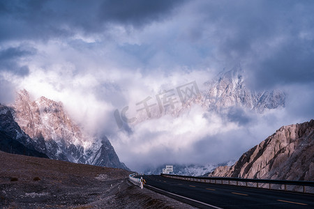汽车交通摄影照片_新疆帕米尔高原中巴友谊雪山公路摄影图配图