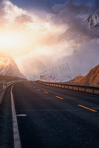 汽车合格证边框摄影照片_新疆中巴友谊雪山路摄影图配图