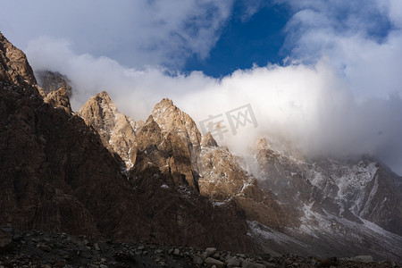 新疆帕米尔高原的山峰摄影图配图