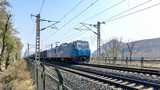呼和浩特市景摄影照片_铁路钢轨行驶电力火车下午火车室外素材摄影图配图