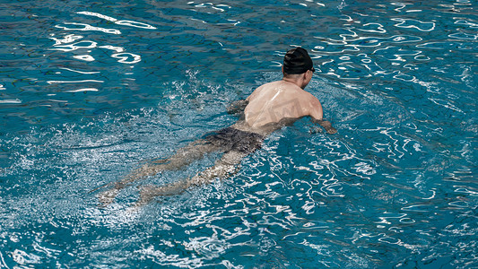 呼和浩特市景摄影照片_游泳池游泳健身下午人物室内素材摄影图配图
