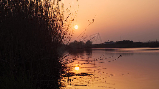 落日意境水中倒影太阳落日湖面剪影美景