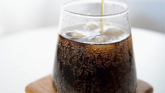 桌上的饮料冰可乐气泡特写