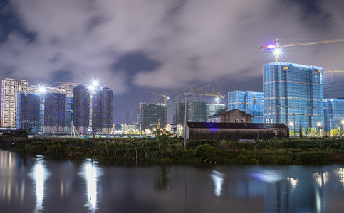 温州瑞安市城市夜晚建筑湖面倒影摄影图配图