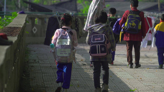 中学生放学摄影照片_留守儿童放学后回家