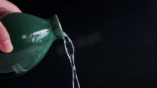 酒瓶倒白酒镜头