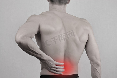 伤害摄影照片_颈部和背部疼痛的男人搓背痛的人关闭疼痛救济概念