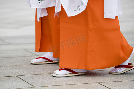 传统沙茶面摄影照片_日本妇女在传统礼服走