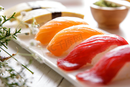 日本料理水彩摄影照片_美味日本料理握寿司卷