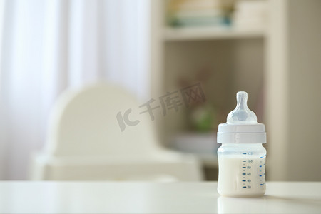 婴儿喂养摄影照片_婴儿配方奶粉 