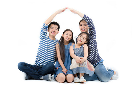 过家家摄影照片_亚洲家庭微笑和孤立的白色背景上用手玩过家家