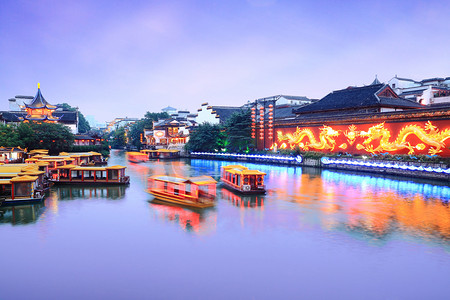 中国金色建筑摄影照片_南京市运河游船孔子