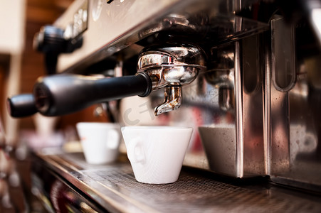 cappucino摄影照片_咖啡机在酒吧、酒吧、餐馆里煮咖啡