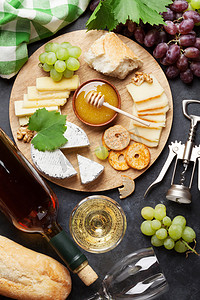 白酒红酒摄影照片_红酒、 葡萄、 奶酪和蜂蜜