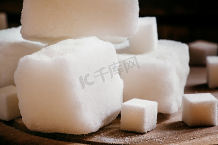 甘蔗糖摄影照片_大块的白色精制糖