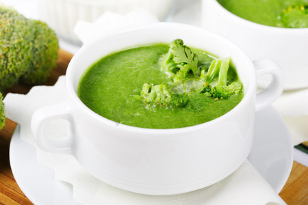 白花椰菜摄影照片_青花菜新鲜绿色汤中晚餐为白碗