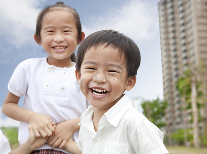 日本教育摄影照片_在城市公园的快乐儿童