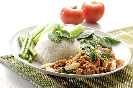阜宁大米摄影照片_鸡用大米和蔬菜的背景